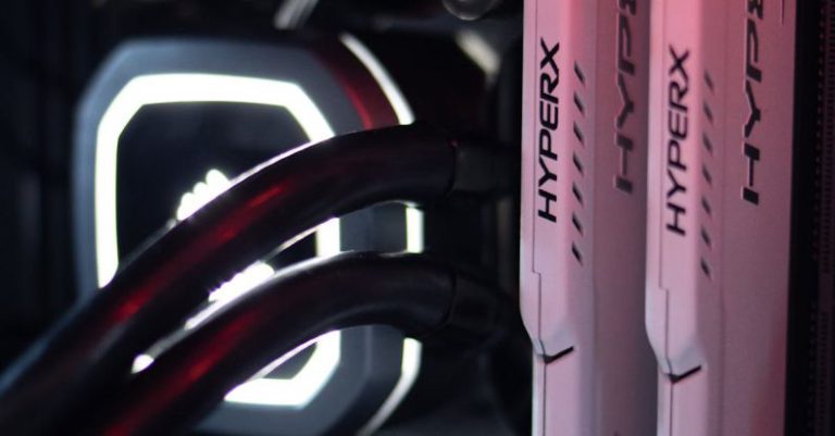 CPU Gaming - Two White Hyperx Ram Stick