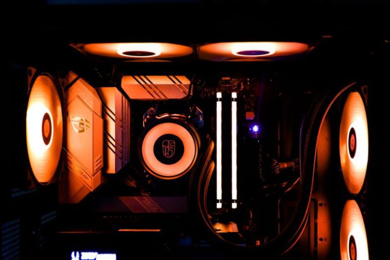 Liquid Cooling Gaming - a row of speakers