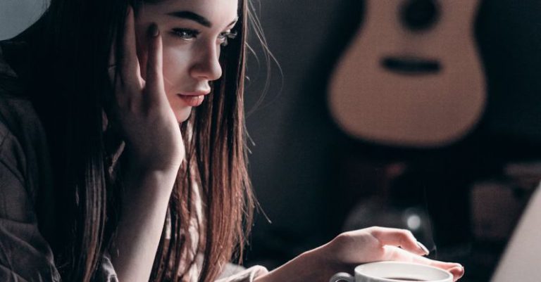 Streaming PC - Photo of Woman Lying on Bed While Using Laptop